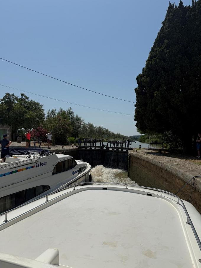Op Canal du Midi zijn de sluizen bemand én moeten we telkens met twee boten tegelijkertijd door de sluis. Een hele belevenis! (foto SRA)