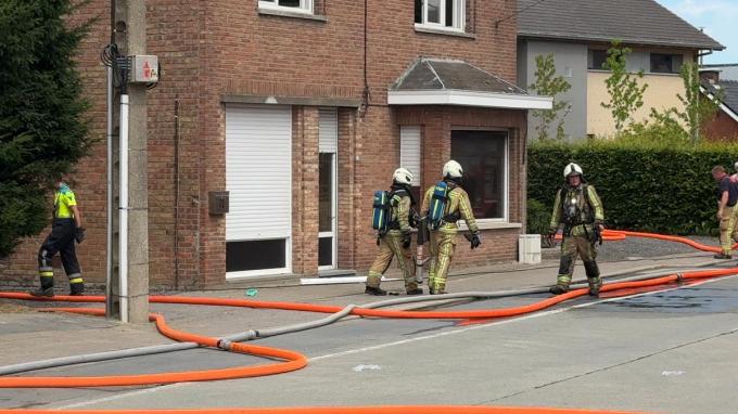 De brandweer had de zware brand snel onder controle.