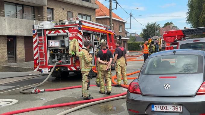 Door de zware brand was de Steenstraat in beide richtingen voor het verkeer afgesloten.