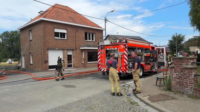 Door de zware brand was de Steenstraat in beide richtingen voor het verkeer afgesloten.