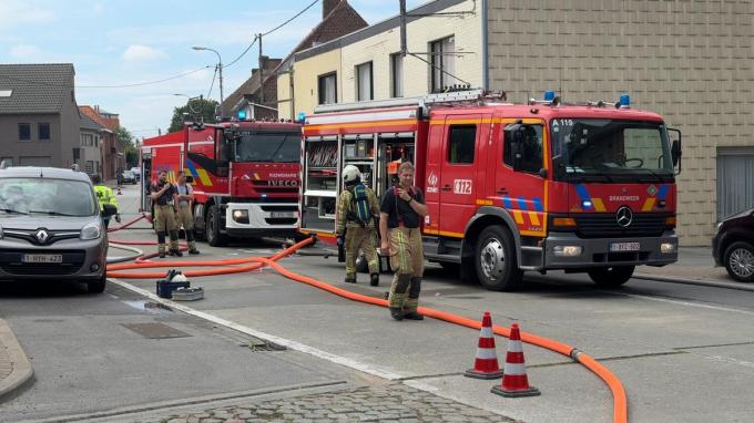 Door de zware brand was de Steenstraat in beide richtingen voor het verkeer afgesloten.