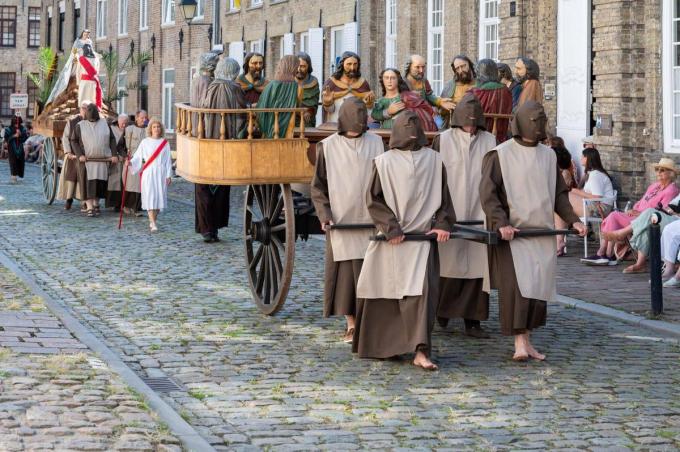 De Boetprocessie trekt traditioneel op de laatste zondag van juli door het centrum. (foto Boetprocessie)