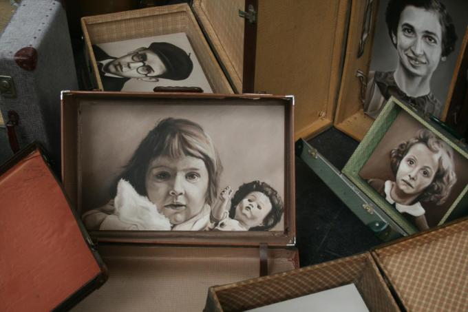 'Left Luggage' bestaat uit 200 open, oude reiskoffers die refereren aan één duizendste van de 200.000 omgekomen kinderen in de concentratiekampen van Auschwitz-Birkenau. (foto gemeente Koekelare)