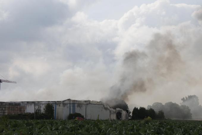 De hulpdiensten verwachten dat de bluswerken nog zeker tot in de vooravond zullen duren.