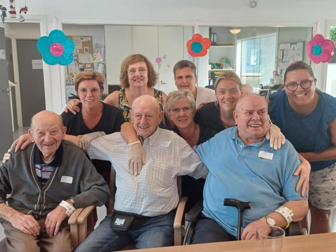Onder andere Frans Willaert (89), Frans Verstraete (87) en Roger Schier (89) verhuisden even van het woonzorgcentrum in Westrozebeke naar dat in Gits.