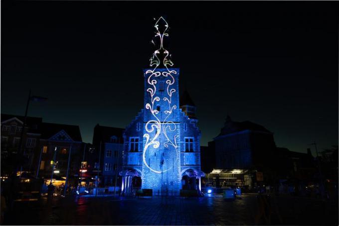 De 3D-laserprojectie op de Hallentoren zorgde voor heel wat belangstelling van het publiek.