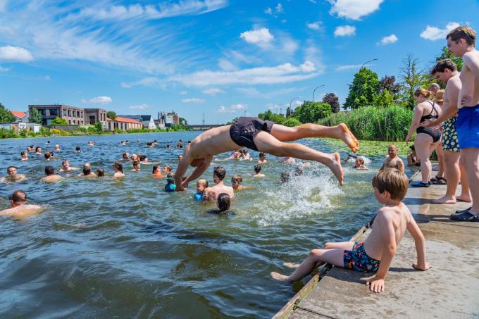 Ook in Kortrijk verzamelden zich enkele honderden deelnemers bij het kanaal Bossuit-Kortrijk om precies om 15 uur een symbolische sprong in het water te maken.
