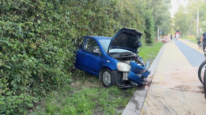 De kleine wagen belandde naast de weg.