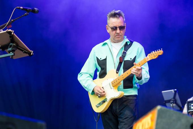 Richard Hawley op het podium van het Cactusfestival.