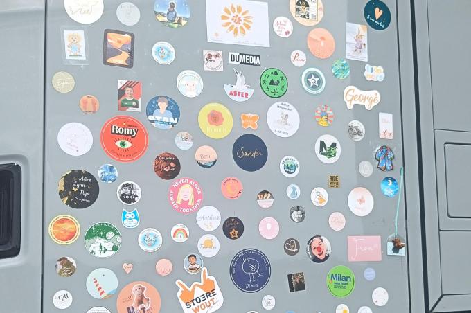 De stickers op de bus.