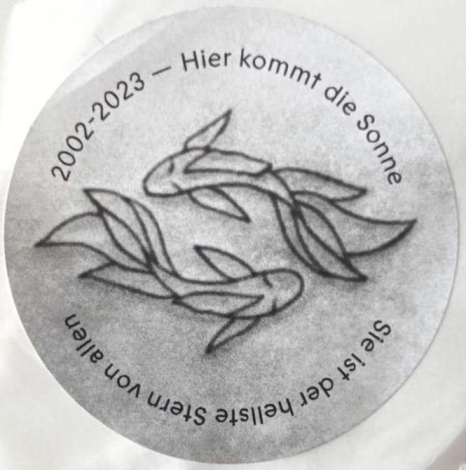 De sticker ter nagedachtenis aan Hannelore.