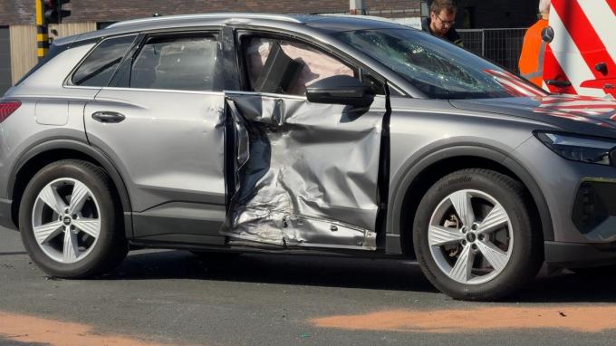 De motorrijder reed in de flank van het voertuig.