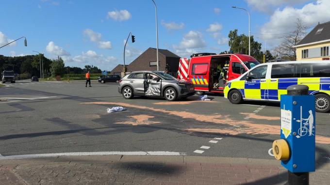 De motorrijder reed in de flank van het voertuig.