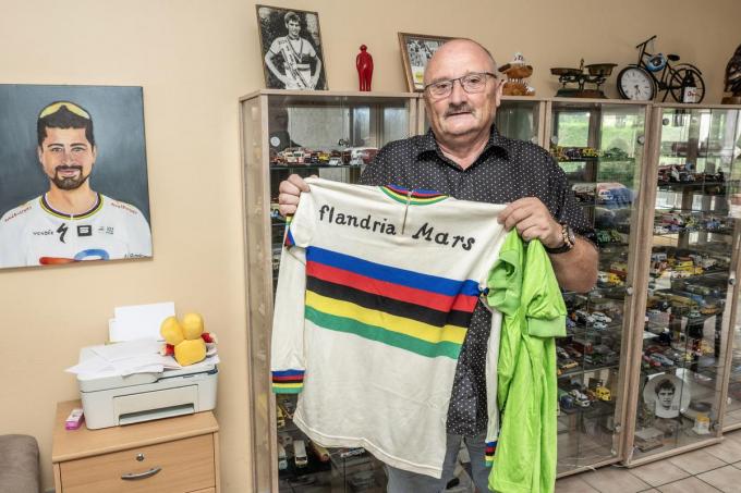 Johan heeft ook een 300-tal koerstruitjes met onder meer de wereldkampioenentrui van Jean-Pierre Monseré en een oude groene trui uit de Tour de France.