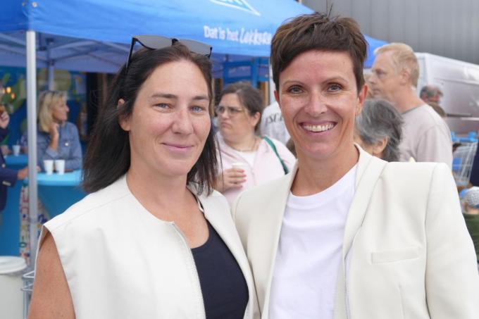 Laurence en Suzan uit Aalter en Drongen waren er vroeg bij: “Hier worden we regelmatig klant.” (foto GGM)