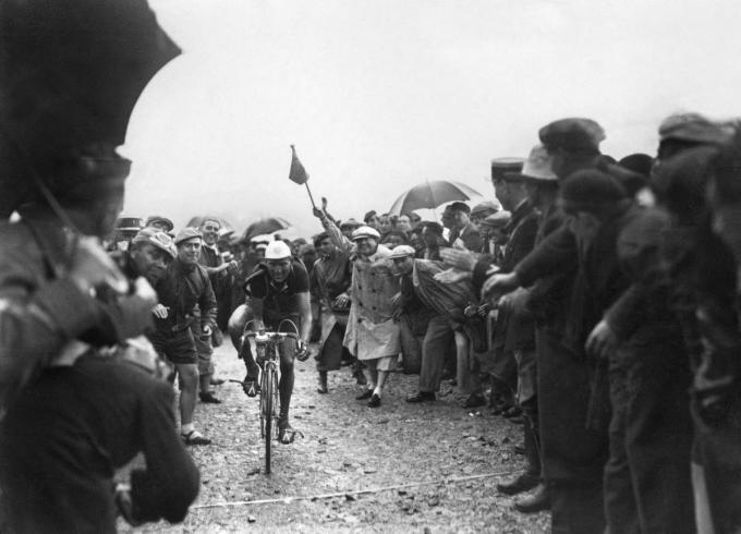 In de Tour van 1938 kwam Félicien Vervaecke als eerste boven op de 2.763 meter hoge Col de l'Iséran.