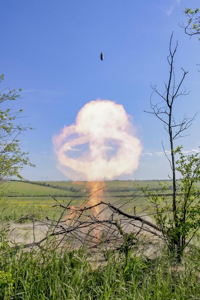 Schijnbaar vanuit het niets worden de mortiergranaten afgeschoten.