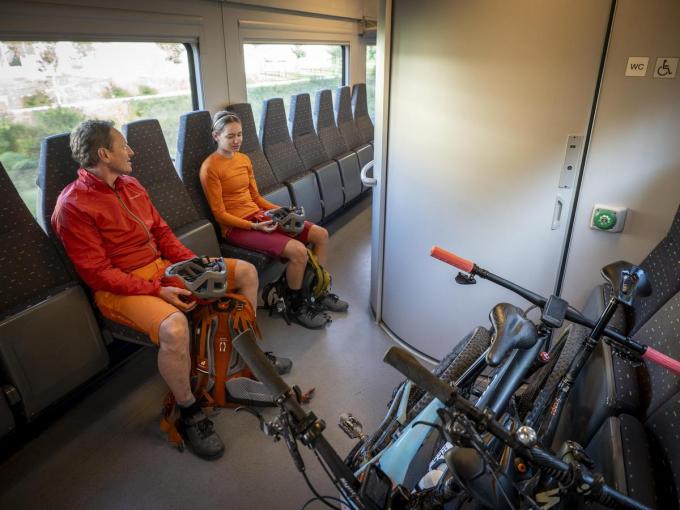 Het openbaar vervoer is niet alleen gratis, zowel treinen als bussen hebben ook ruimte voor fietsen.” (foto Patrick Kunkel/Visit Luxembourg)
