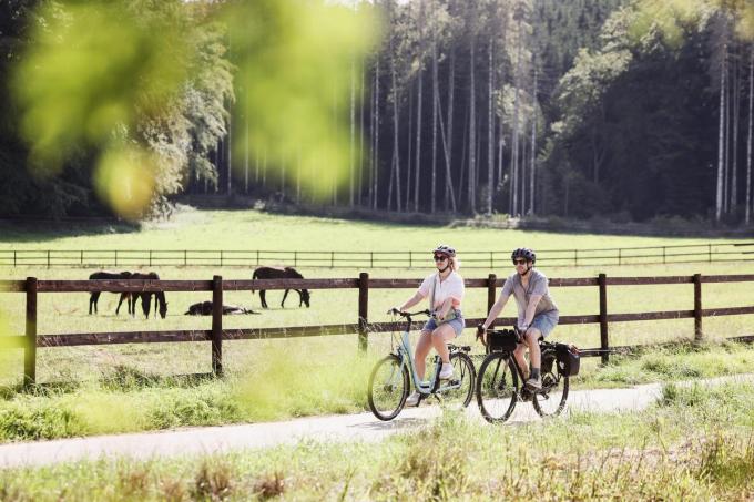 Fietsen in Luxemburg is een plezier: de routes zijn uitstekend aangeduid en we komen bijna geen auto's tegen. (foto Sophie Margue/Visit Guttland)