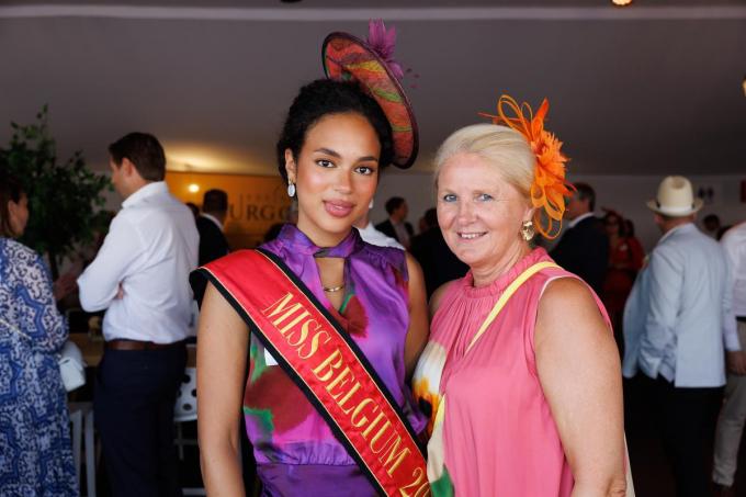 Darline Devos en Kenza Ameloot in betere tijden op Waregem Koerse.
