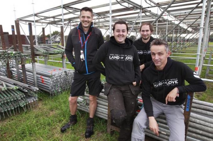 Frederik Desmet (rechts) met enekel medeorganisatoren.