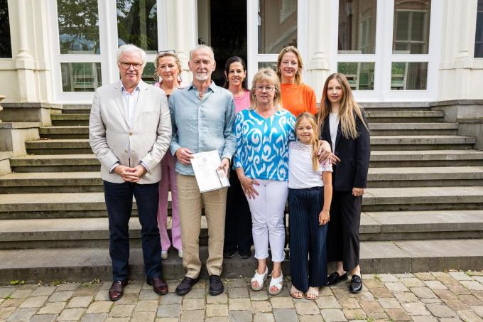 Carl Decaluwé, de Zedelgemse burgemeester Annick Vermeulen, Jerko Tipuric en zijn familie in de ambtswoning van de gouverneur.