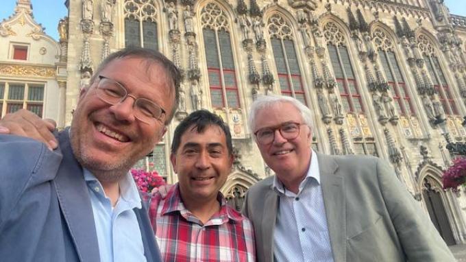 Tomas en Armin bij Carl Decaluwé, die erg begaan is met erfgoed in onze Noordzee. Armin logeert in de ambtswoning van de gouverneur.