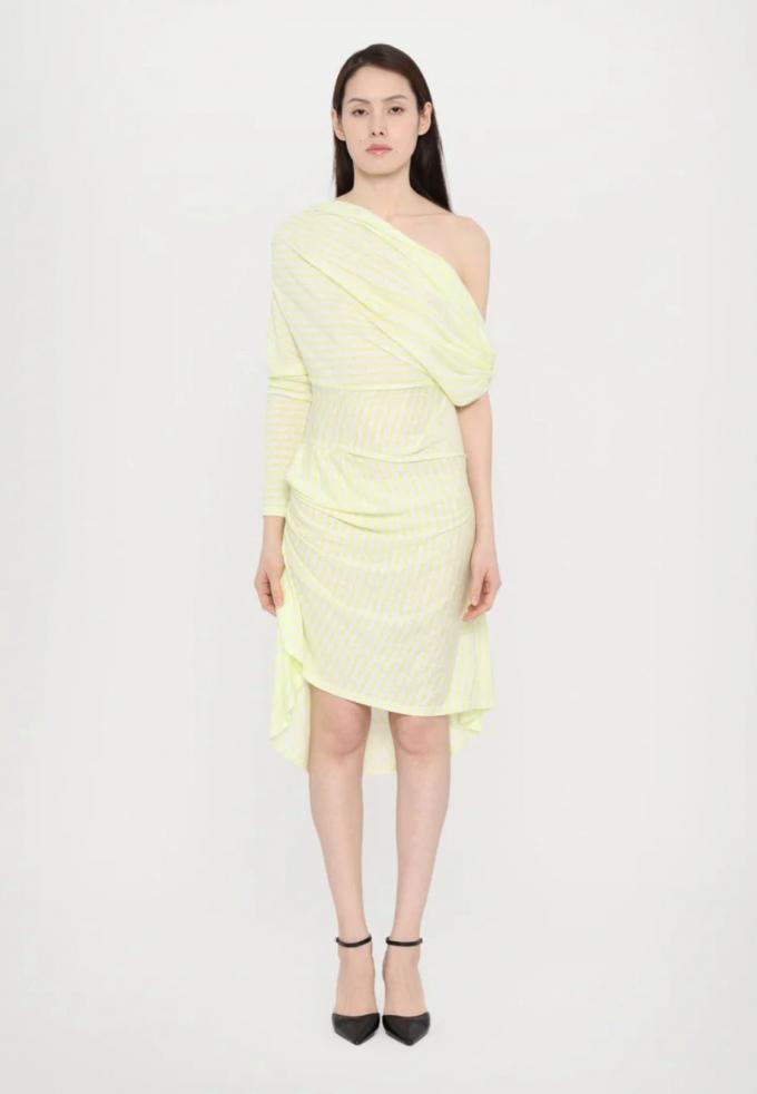 Robe drapée asymétrique