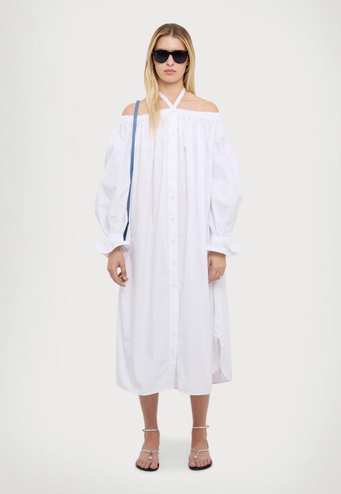 Robe blanche à épaules dénudées