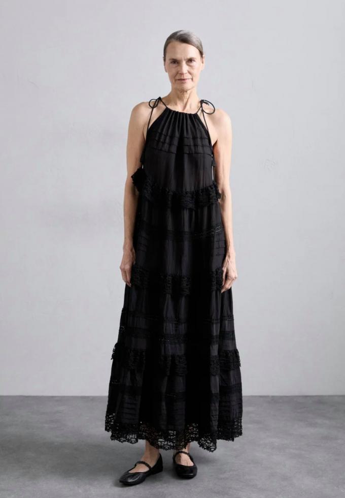 Robe d'été noire volantée