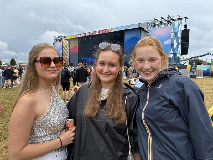 Laura, Lenor en Pauline hopen om straks in het oog te springen van hun grote idool.