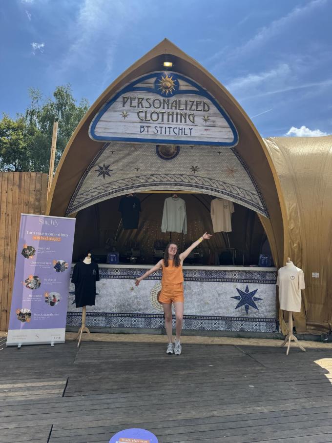 Jana De Maré, in juli nog te gast met een stand op Tomorrowland, reageert op sociale media: “Vrouwen moeten kunnen gaan en staan waar ze willen, zonder bang te zijn.” (gf)