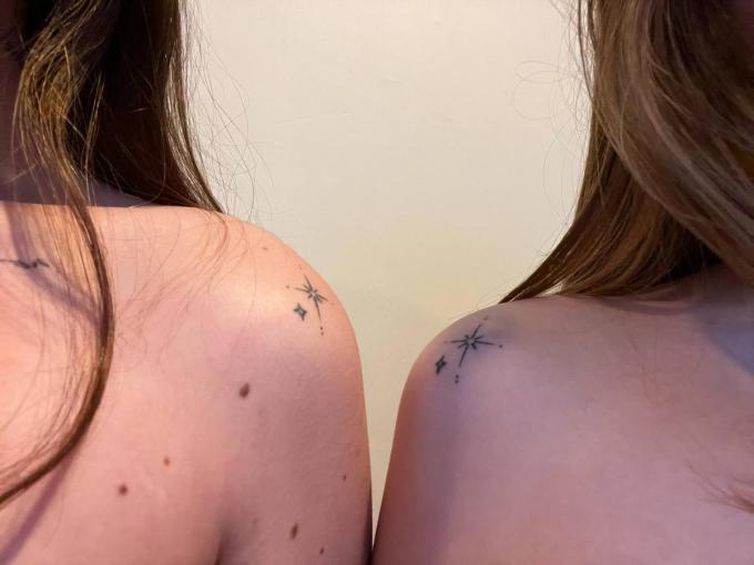 Emma en Laura lieten als teken van hun vriendschap dezelfde tatoeage zetten.