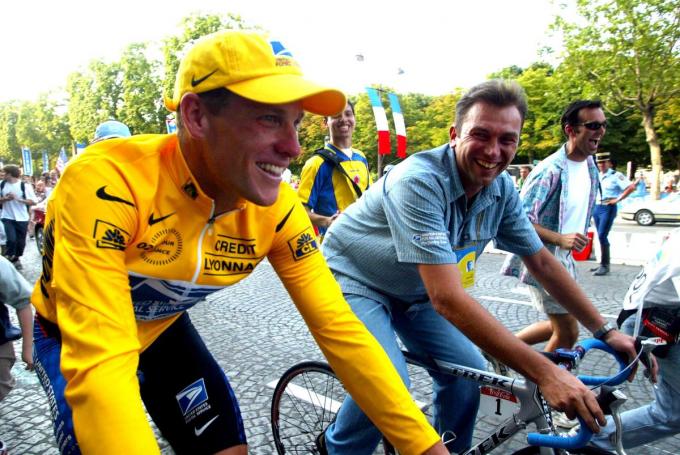 Een beeld uit 2002: Johan Bruyneel met Lance Armstrong, fietsend in Parijs.