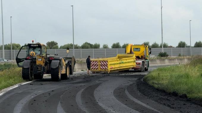 Het hoedje kwam over een afstand van honderd meter over de volledige rijweg terecht.