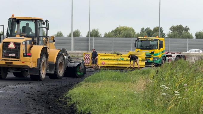 Het hoedje kwam over een afstand van honderd meter over de volledige rijweg terecht.