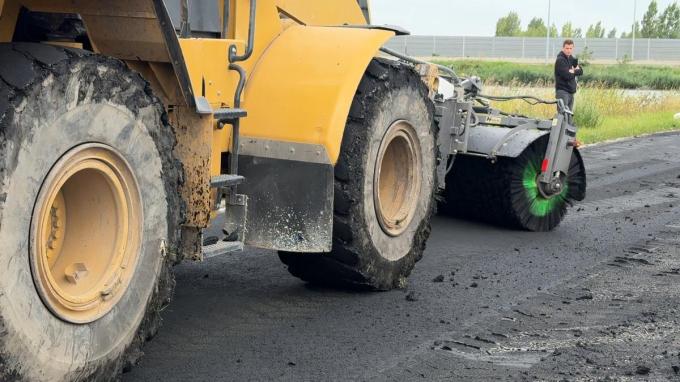 Het hoedje kwam over een afstand van honderd meter over de volledige rijweg terecht.