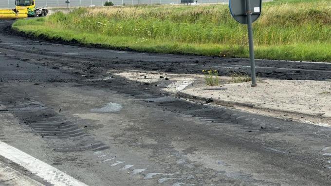 Het hoedje kwam over een afstand van honderd meter over de volledige rijweg terecht.