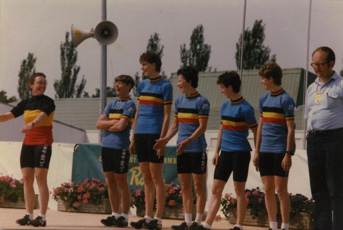 Ploegpresentatie tijdens de Tour Féminin, met links Josiane Vanhuysse.