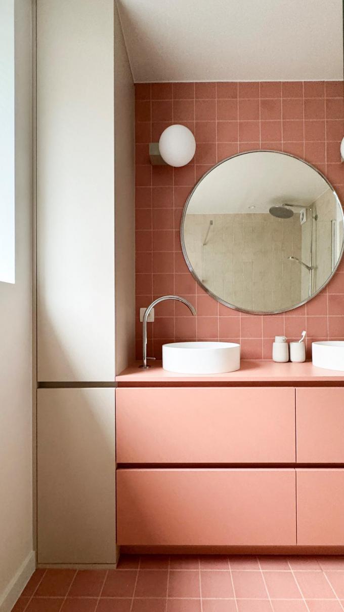 Wil je rust creëren met kleur? Trek de kleur dan door in je meubels, je textiel, je accessoires. (foto Kelly Claessens)