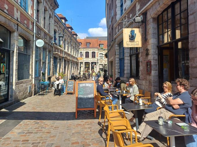 Pittoreske straatjes vol gezellige terrasjes: in Le Vieux Lille is het heerlijk rondstruinen. (foto IV)