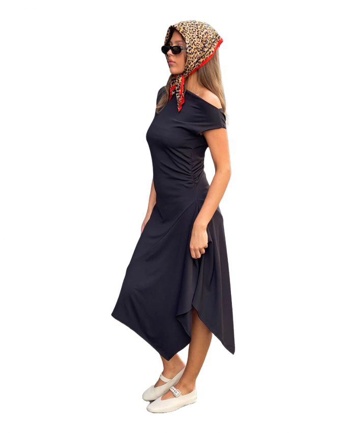 Zwarte, asymmetrische jurk