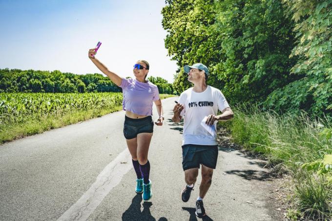 Vlaanderen aan het lopen krijgen is een persoonlijke missie geworden van de TikTokster: “Als je zo’n bereik hebt, moet je daar iets zinnigs mee doen. Ik vind het geweldig om andere mensen in beweging te krijgen.” (foto Christophe De Muynck)