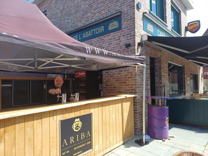 Hoppie achter de ruime buitenbar die naast café l'Abattoir staat opgesteld.