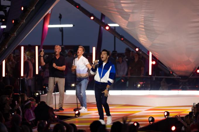 Jan Smit op het podium van ‘Tien Om Te Zien’ in Westende, samen met Gert & James.
