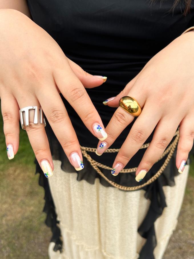 Butter yellow met besjes