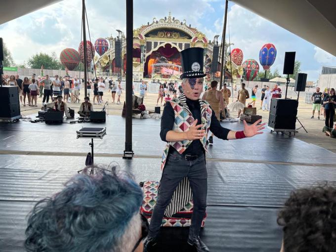 Armand tijdens zijn circusshow op Tomorrowland.