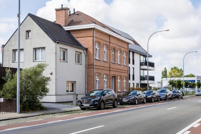 Het voormalig station werd enkele jaren geleden gerenoveerd en ingericht als appartementsgebouw. (foto Davy Coghe)