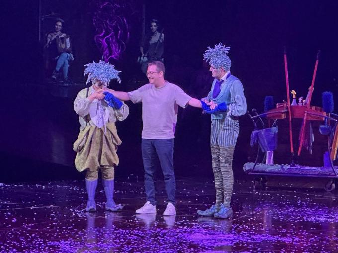 Een komische noot is nooit ver weg. En er wordt al eens een toeschouwer uit het publiek geplukt.