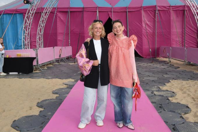 Julie Vermeire en een vriendin.